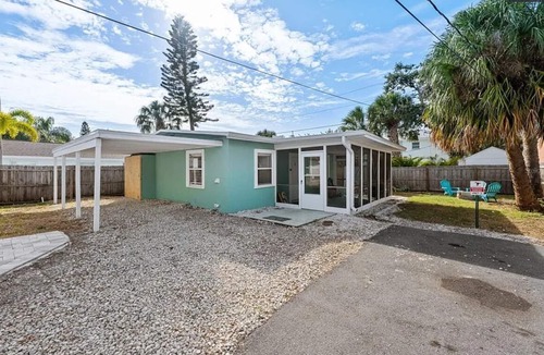 Indian Rocks Beach Cottage | Walk 2 the beach from Cozy Cottage