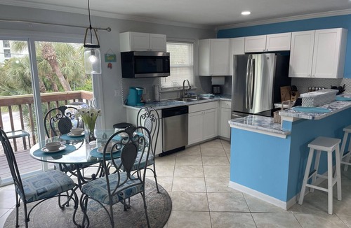 Englewood Apartment | WALK TO BEACH ACCESS! DOG FRIENDLY PROPERTY!