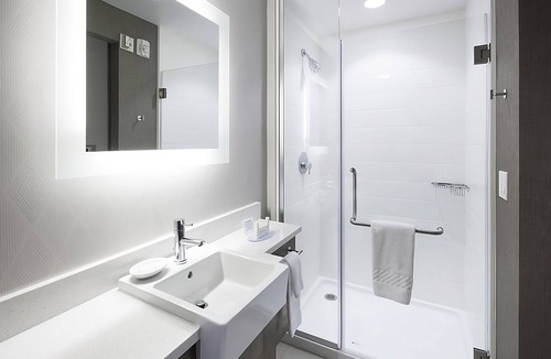 Clearwater Beach Hotel | Walk to Beach! Four Great Units! Complimentary Buffet Breakfast, Pool