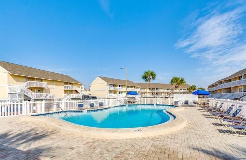 Holiday Isle House | Walk to Beach: Resort Retreat w/Balcony in Destin