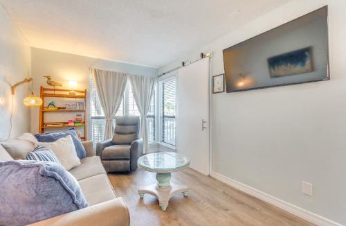 Holiday Isle House | Walk to Beach: Resort Retreat w/Balcony in Destin