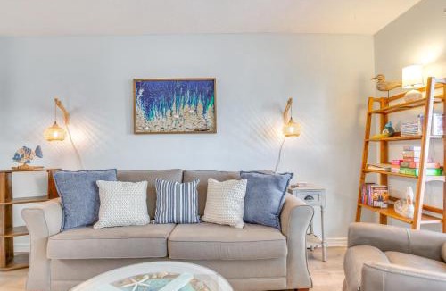 Holiday Isle House | Walk to Beach: Resort Retreat w/Balcony in Destin