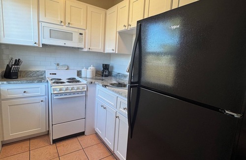 Largo House | Walk to Beach, restaurants and shops “The Cottage”