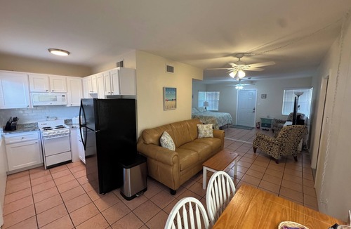 Largo House | Walk to Beach, restaurants and shops “The Cottage”