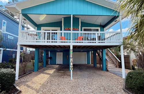 Gulf Lagoon Beach House | Walk to Beach Sleeps 8 Dog Friendly Fire Pit + Grill
