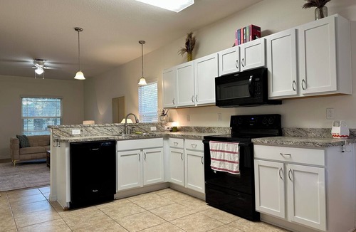New Port Richey House | Walk to Downtown New Port Richey - Modern 3/2 House - 75" TV
