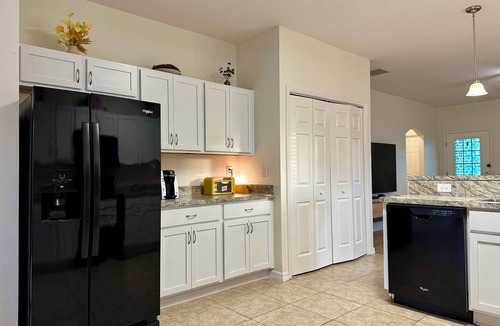 New Port Richey House | Walk to Downtown New Port Richey - Modern 3/2 House - 75" TV