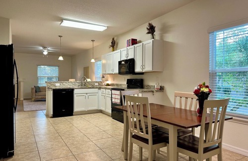New Port Richey House | Walk to Downtown New Port Richey - Modern 3/2 House - 75" TV