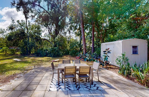 Mount Dora House | Walk to downtown at this charming home with bikes, wifi, and cornhole