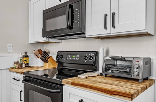 Metropolitan House | Walk to Iconic Forsyth PkOff St PkgKingB1Gb WifiFull KitchenSmart TV, Ntflx