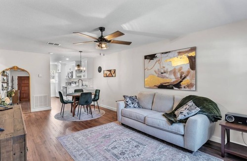 Dixieland Apartment | Walk to Lake Hunter | King Bed | Near Downtown