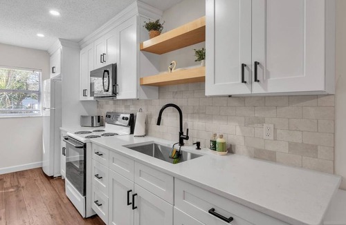 Dixieland Apartment | Walk to Lake Hunter | King Bed | Near Downtown