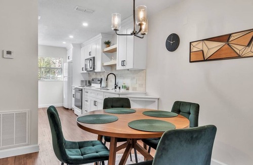 Dixieland Apartment | Walk to Lake Hunter | King Bed | Near Downtown