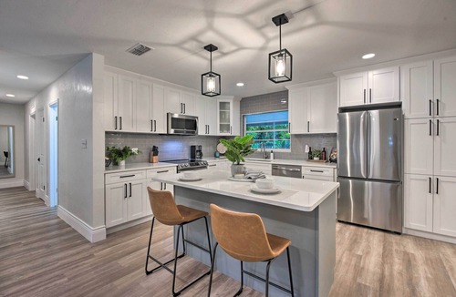 South Sarasota House | Walk to Restaurants: Sarasota Home w/Lanai!