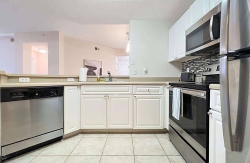 Westchase Apartment | Walking Distance to Boutique Shops, Private Garage