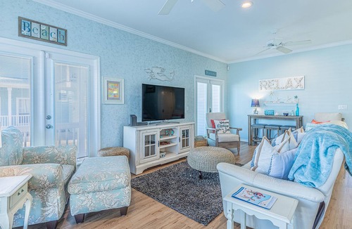 Clipper Cove House | Walking on Sunshine - 5 mins to beach, white picket fence neighborhood!