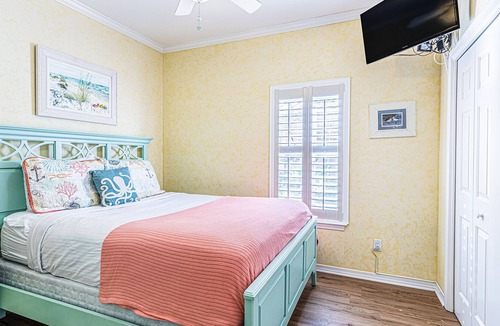 Clipper Cove House | Walking on Sunshine - 5 mins to beach, white picket fence neighborhood!