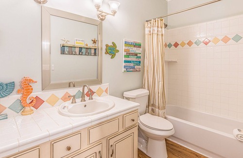 Clipper Cove House | Walking on Sunshine - 5 mins to beach, white picket fence neighborhood!