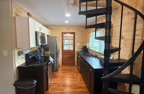 White Mills Cabin | Wally`s Cabin|Fire Pit|Hot Tub|Kayaks|Close 2 town