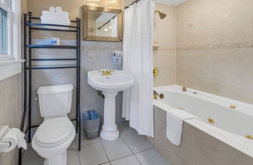Historic Old Northeast Bed & Breakfast | Walnut Room at ONE Inn, Comfy, Steps to Downtown St. Pete: Ideal for all guests!