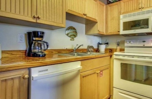 Fernandina Beach Condo | Wanna Sea #202 - Newly Renovated Balcony!