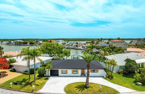 North Redington Beach House | WATER FRONT. Spacious 4-bedroom house in charming North Redington Beach with AC,
