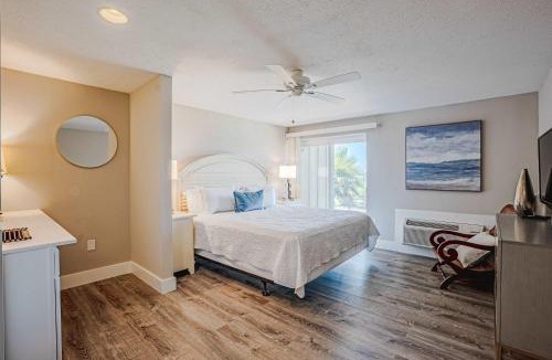 Thomas Drive House | Waterfront 2-Bedroom Condo in Panama City