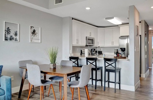 Ruskin Condo | Waterfront 3B Townhome | Beach Access & Hot Tub!