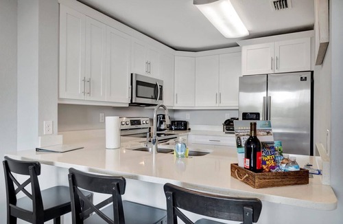 Ruskin Condo | Waterfront 3B Townhome | Beach Access & Hot Tub!