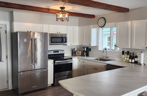 Frankfort Cottage | Waterfront, AC, Newly Remodeled, Kayaks, 4 SUP, Rowboats