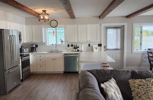 Frankfort Cottage | Waterfront, AC, Newly Remodeled, Kayaks, 4 SUP, Rowboats