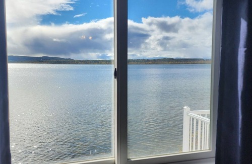 Frankfort Cottage | Waterfront, AC, Newly Remodeled, Kayaks, 4 SUP, Rowboats