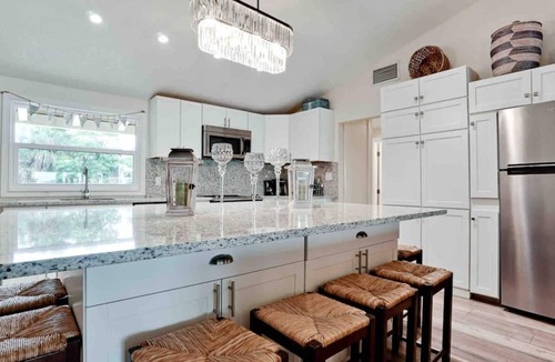 Englewood Villa | Waterfront Bella Vista wows with picturesque views!