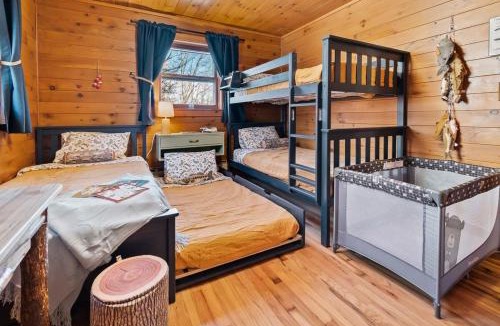 Tunkhannock House | WaterFront Cabin Hot Tub Kayaks Firepit Game Consoles