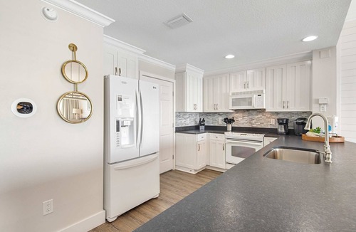 Thomas Drive Condo | Waterfront condo with pool & hot tub access, Gulf views, W/D, & central AC