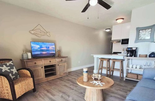 Thomas Drive Condo | Waterfront Condo with Stunning Marina Views