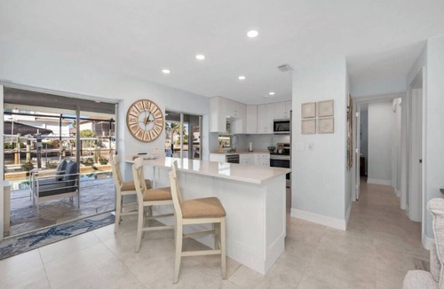 Connors House | 🌊 Waterfront Escape | Canal-Front Retreat w/Private Pool