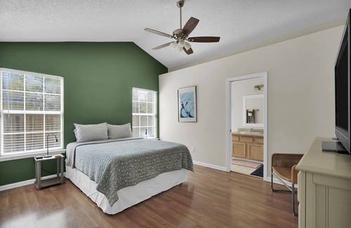 Girvin House | Waterfront Heated Pool Home, 10 mins to the beach.