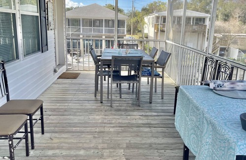 Weeki Wachee Gardens House | Waterfront: Jacuzzi, SUP, Kayaks, Big H2O Mat, Fun Room, Ping Pong, Dock & Canoe