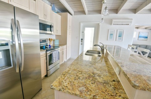 Key Colony Beach House | WATERFRONT Key Colony Beach Retreat 37’ Dock Cabana Club- Kayak & Bikes- Parking