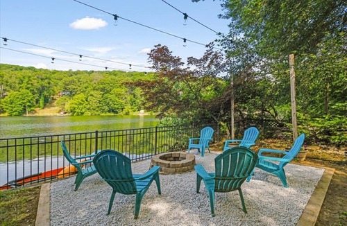 Lake Peekskill House | Waterfront Lake House. Near NYC and hiking trials. Complimentary kayaks provided