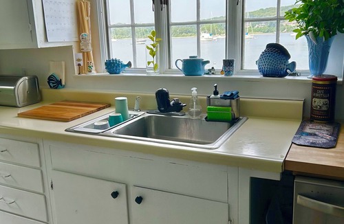 Northport House | Waterfront Studio Beach Cottage Wow Sunsets Walk to Village Shops Winery Brewery