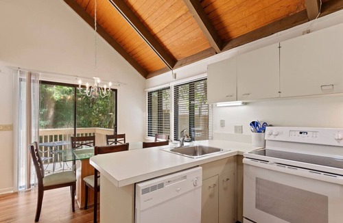 Night Heron Villa | Waterfront Treehouse, 5 Mins to Beach, Sleeps 8!