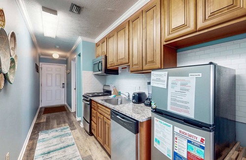 El Centro Beach Condo | Waterfront Townhome w/Shared Pool, Central AC, Free WiFi - Snowbird-Friendly
