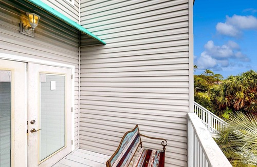 El Centro Beach Condo | Waterfront Townhome w/Shared Pool, Central AC, Free WiFi - Snowbird-Friendly