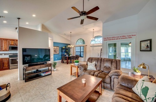 Trafalgar House | Waterfront Villa 3BR, Pool & Whirlpool heated/saltwater, cute turtles