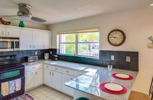 Key West House | Waters Edge-Key Haven 4bedroom 3.5bath canal front home w/jacuzzi, dock space