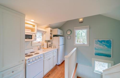 Seaside House | Waves l Community Heated Pool l Close to Town Square & Private Beach Access l Dog Friendly