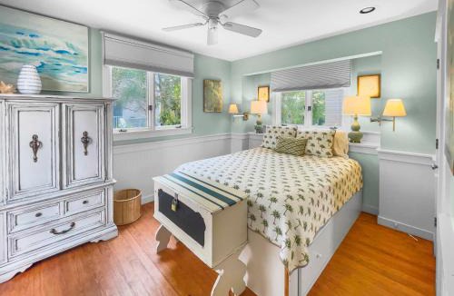 Seaside House | Waves l Community Heated Pool l Close to Town Square & Private Beach Access l Dog Friendly