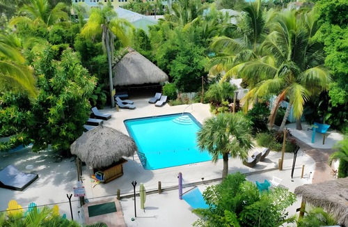 Sarasota Hotel | We'd love to welcome you to our serene tropical getaway. A place for memories.